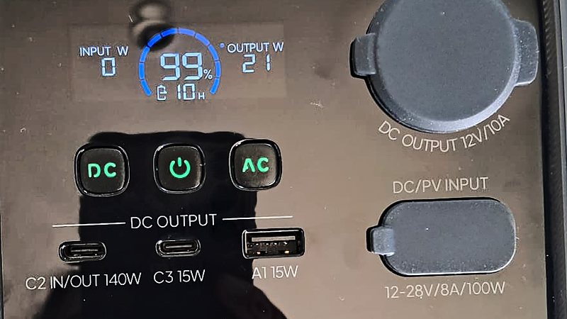 Bluetti Elite 30 Mini screen showing 21W output, 99% charge and about 10 hours remaining